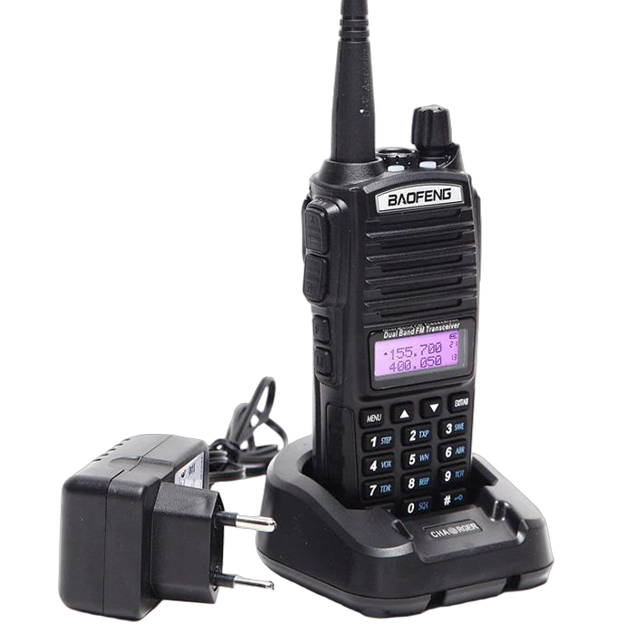 Czarny dwupasmowy radiotelefon Baofeng UV-82 z anteną i wyświetlaczem umieszczony w ładowarce biurkowej z zasilaczem sieciowym