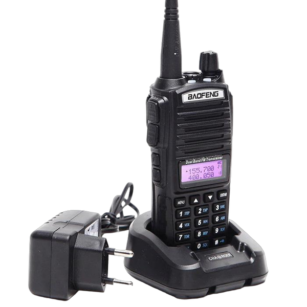 Schwarzes Dualband-Funkgerät Baofeng UV-82 mit Antenne und Display in einem Tischladegerät mit Netzteil