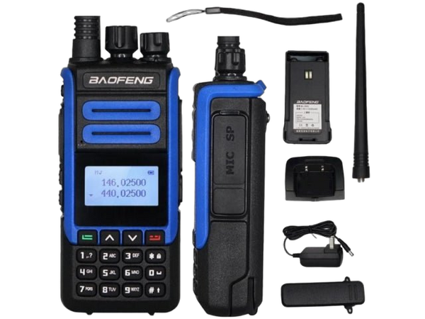 Ein komplettes Baofeng BF-H7 10W Funkgerät-Set - ein schwarz-blaues Funkgerät mit LCD-Display und Tastatur, eine Seitenansicht mit der MIC-SP-Buchse, ein Akkupack, ein Tischladegerät, eine Gummiantenne, ein Netzteil und ein Gürtelclip, auf weißem Hintergrund