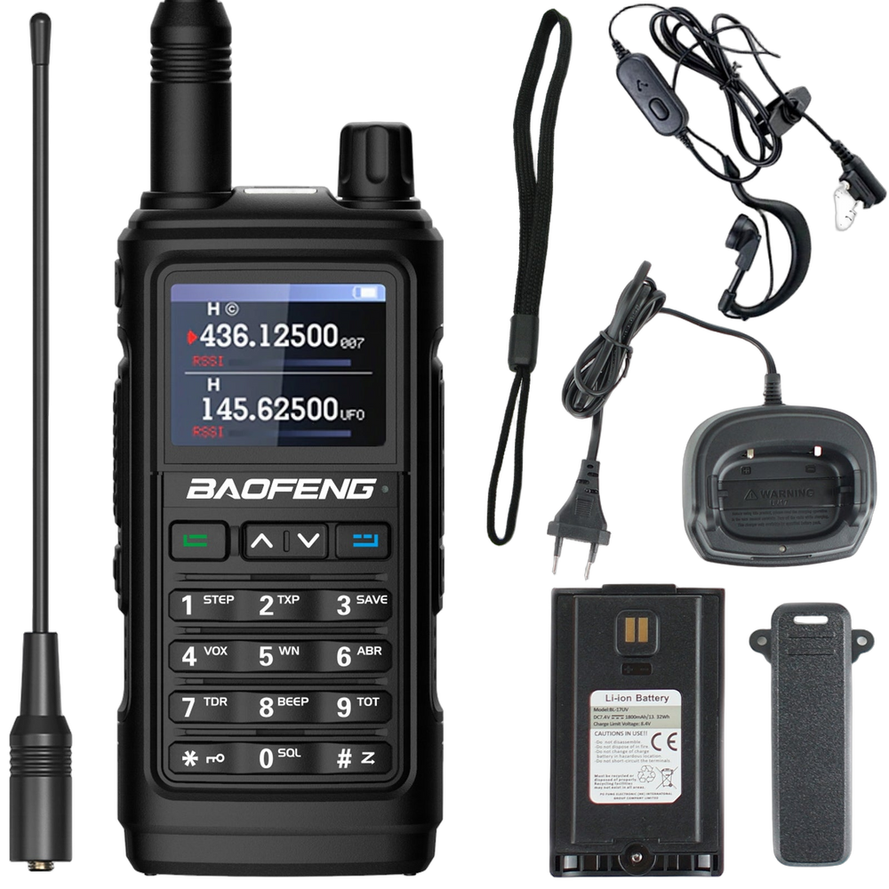 Комплект радиостанции Baofeng UV-17E 5W, разложенный на белом фоне - чёрная портативная рация с цветным дисплеем, показывающим частоты 436.12500 и 145.62500, и надписью BAOFENG, открученная антенна, гарнитура с кнопкой PTT, USB-кабель для зарядки, настольное зарядное устройство, аккумулятор Li-ion BL-17UV 7.4V 1800mAh и клипса на пояс