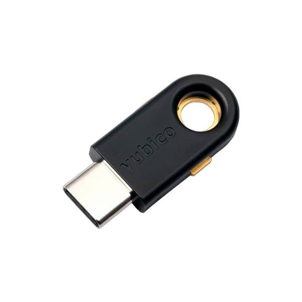 Czarny klucz bezpieczeństwa YubiKey 5C z wtykiem USB-C i złotym przyciskiem dotykowym, napis yubico, ujęcie pod kątem
