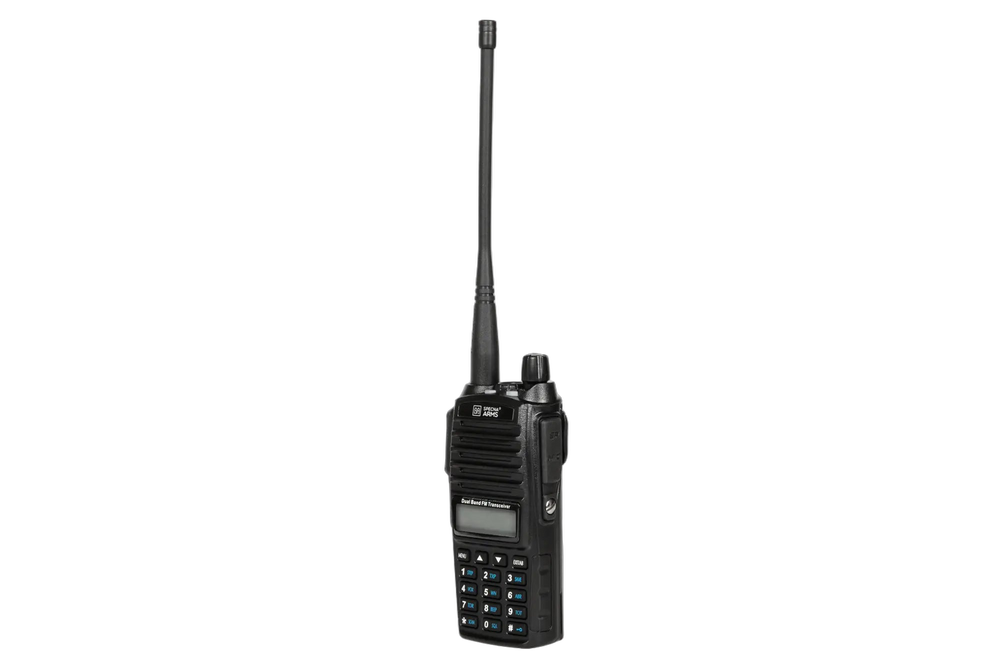 Černá radiostanice Specna Arms Shortie-82 s anténou, displejem a číselnou klávesnicí, pohled pod úhlem