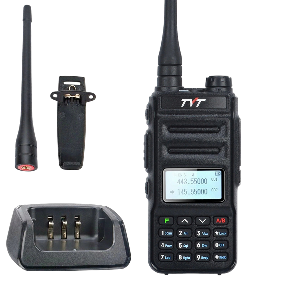 Zestaw radiotelefonu TYT TH-UV88 5W - czarny radiotelefon z anteną i dwuzakresowym wyświetlaczem, obok zapasowa antena, klips i ładowarka biurkowa, na białym tle