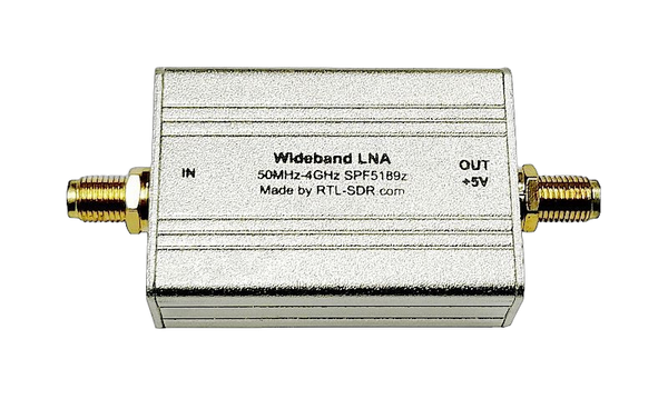 Przedwzmacniacz RTL-SDR Wideband LNA SPF5189Z - srebrna ekranowana obudowa z gniazdami SMA IN i OUT, napis 50MHz-4GHz Made by RTL-SDR.com