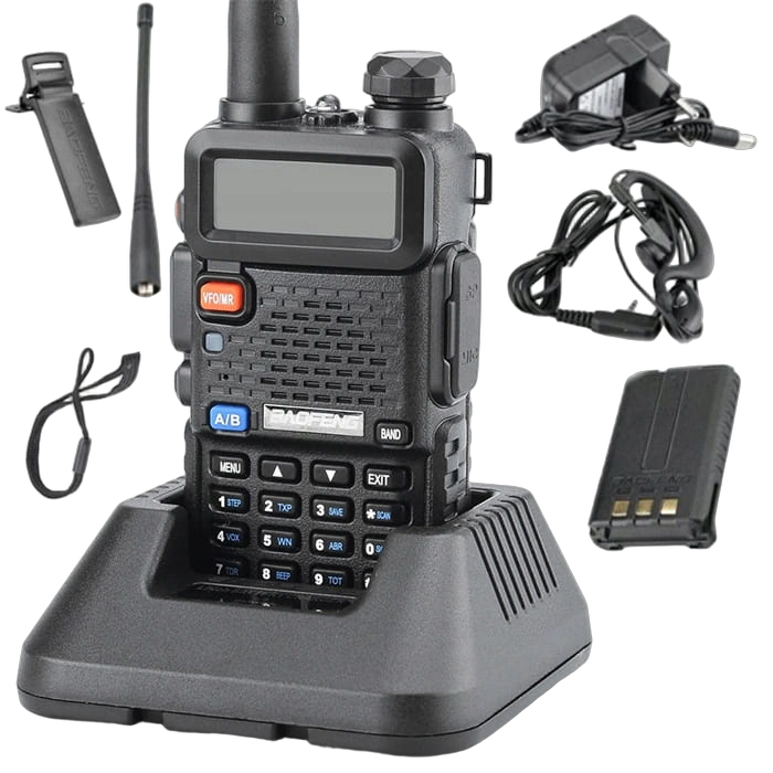 Czarny radiotelefon Baofeng UV-5R w ładowarce z akcesoriami - zasilaczem, słuchawką, anteną i akumulatorem