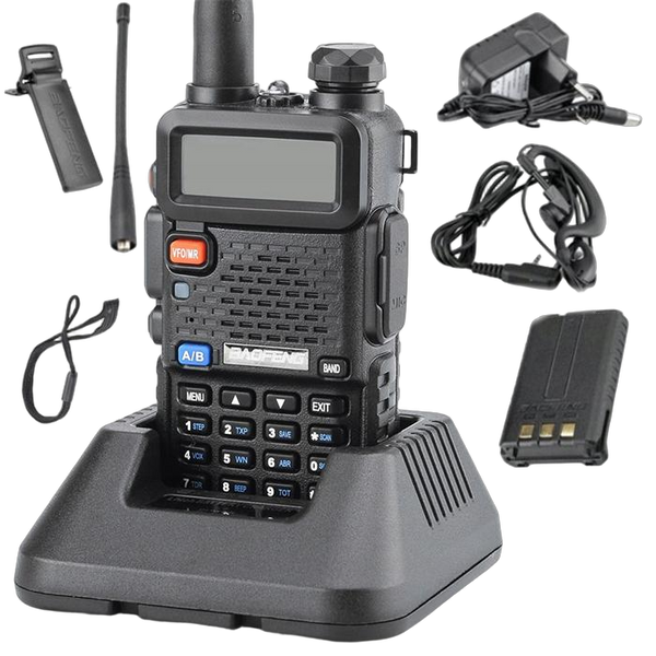 Schwarzes Dualband-Funkgerät Baofeng UV-5R mit Display und Tastatur und Zubehör - Tischladegerät, Netzteil, Ohrhörer und Akku