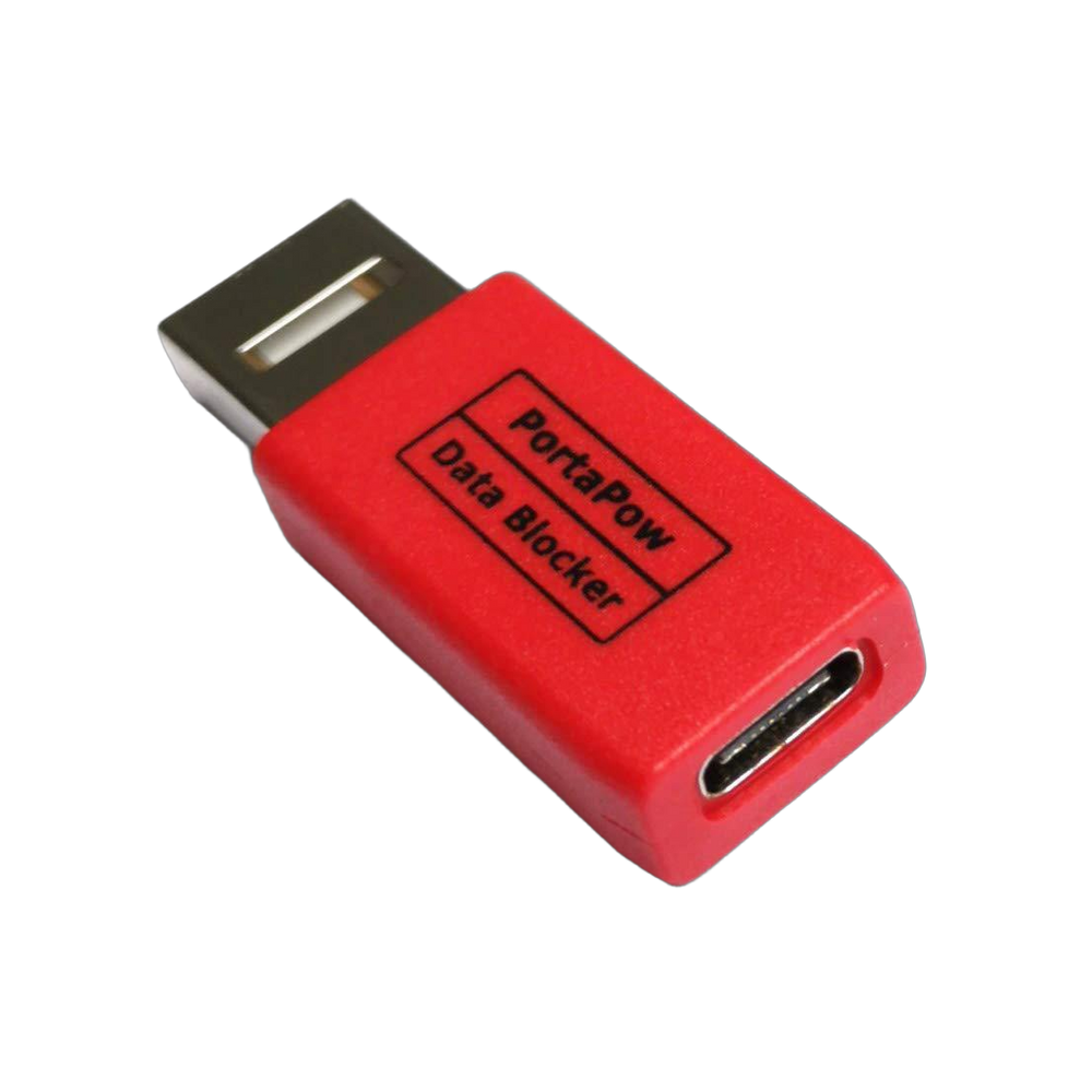 Czerwony adapter PortaPow gen. 3 Data Blocker USB-A do C - bloker transferu danych z wtykiem USB-A i gniazdem USB-C, na białym tle