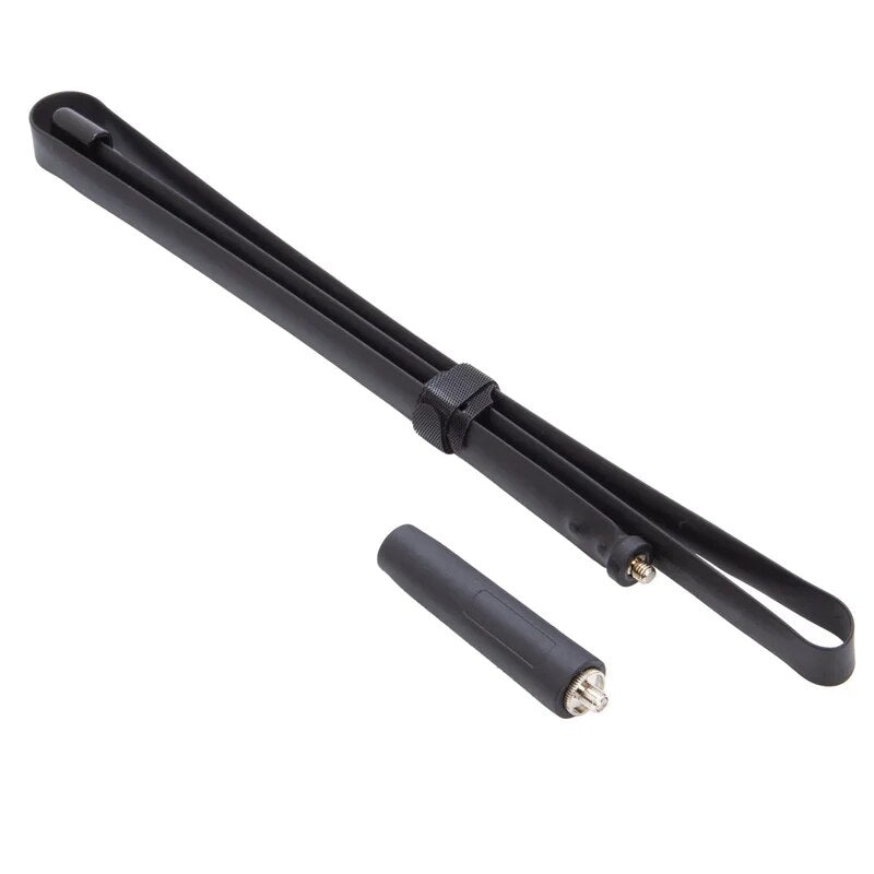 Czarna składana antena taśmowa taktyczna 75 cm zwinięta paskiem oraz dołączony adapter złącza SMA