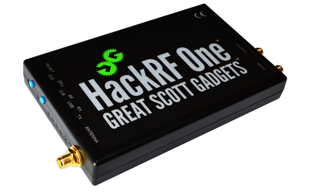 Czarny transceiver SDR HackRF One marki Great Scott Gadgets ze złączem antenowym SMA i portami