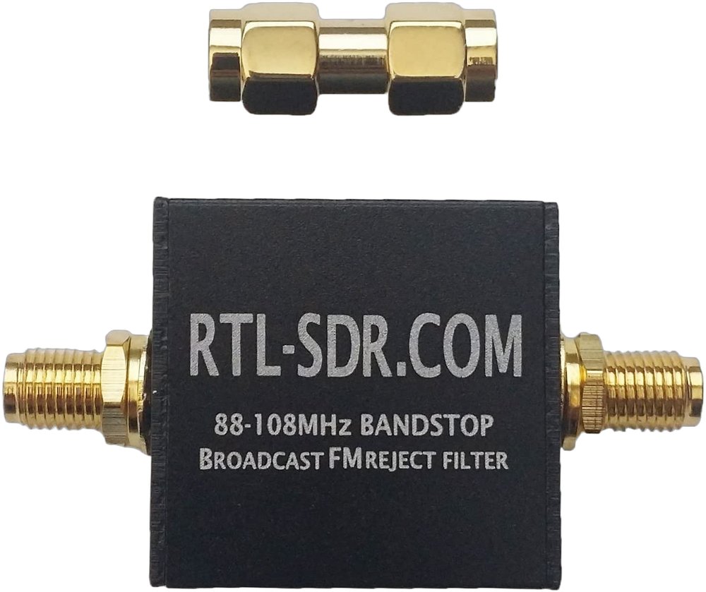 Filtr RTL-SDR Broadcast FM Band-Stop - czarna obudowa z gniazdami SMA i napisem 88-108MHz BANDSTOP, obok pozłacany adapter SMA
