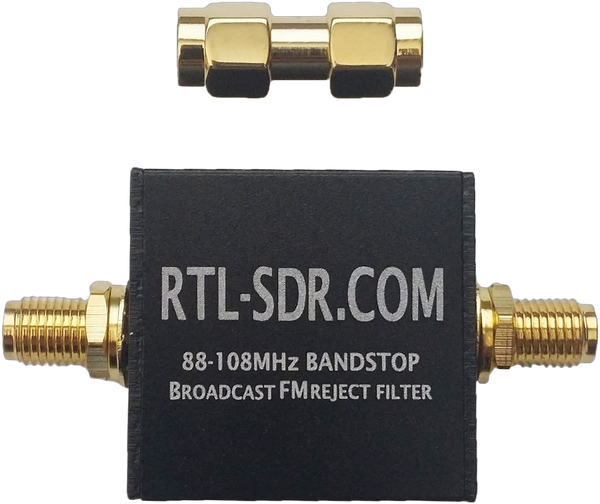 Filtr RTL-SDR Broadcast FM Band-Stop - czarna obudowa z gniazdami SMA i napisem 88-108MHz BANDSTOP, obok pozłacany adapter SMA