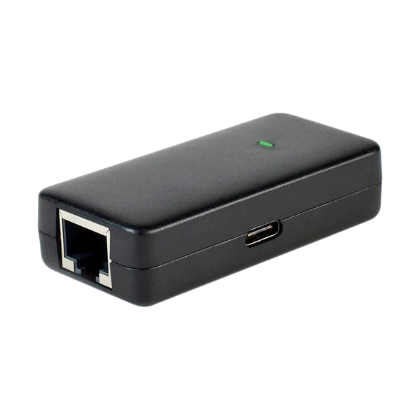Plunder Bug firmy Hak5 - małe czarne pudełko z gniazdem RJ45 z jednej strony, portem USB-C z boku i zieloną diodą stanu na górze, na białym tle