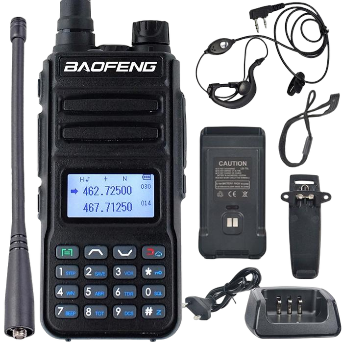 Czarny dwupasmowy radiotelefon Baofeng P15UV z niebieskim wyświetlaczem i klawiaturą oraz akcesoria - słuchawka, bateria, ładowarka biurkowa i klips