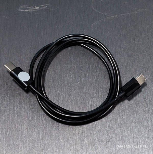 Evil Crow Cable Wind BadUSB WiFi - czarny zwinięty kabel z dwoma wtykami USB-C, na jednym okrągła naklejka