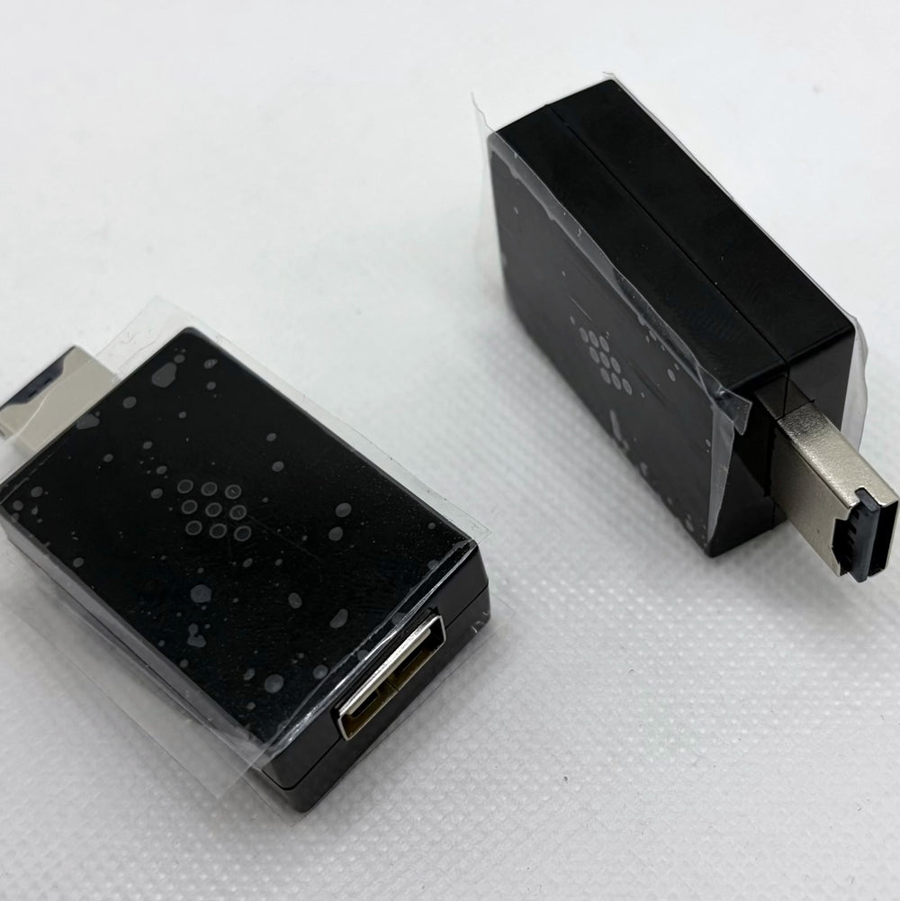 Dwa Evil Crow Keylogger V2 w czarnej obudowie w folii ochronnej, widoczny wtyk USB-A