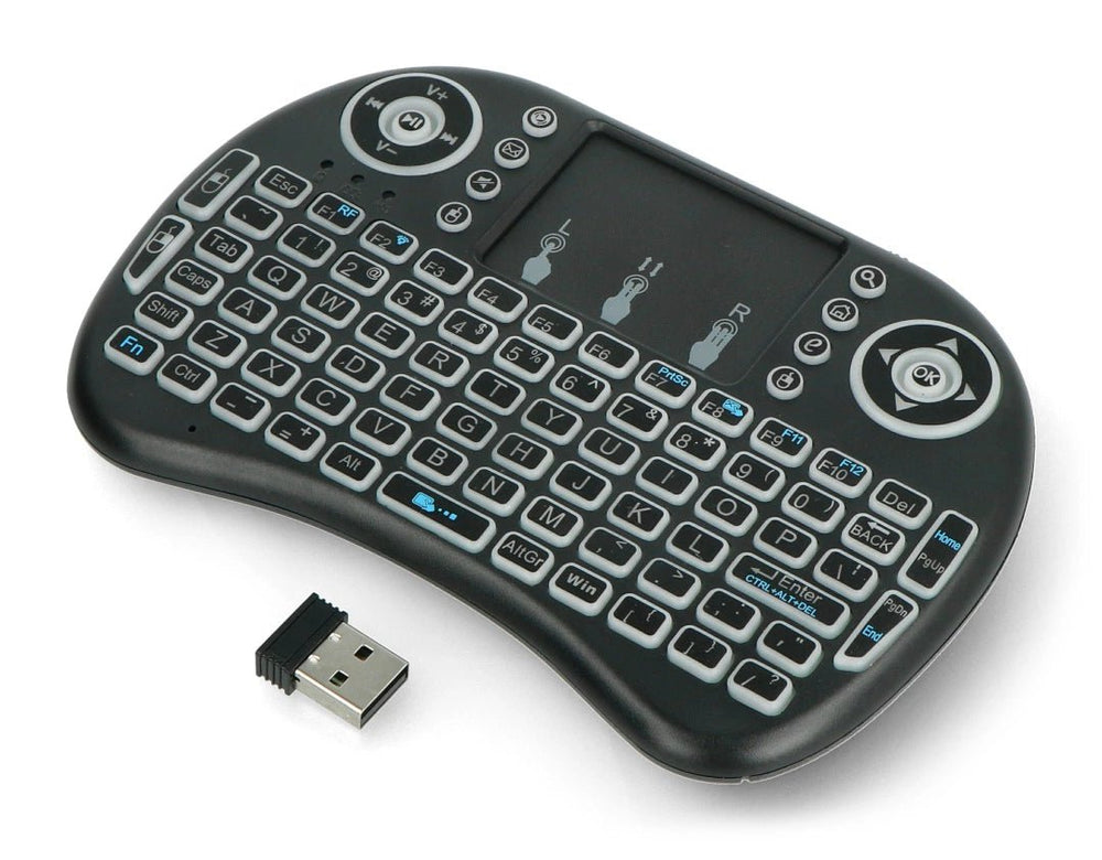 Schwarze kabellose Mini-QWERTY-Tastatur mit Touchpad und dem mitgelieferten Nano-USB-Empfänger, Winkelansicht