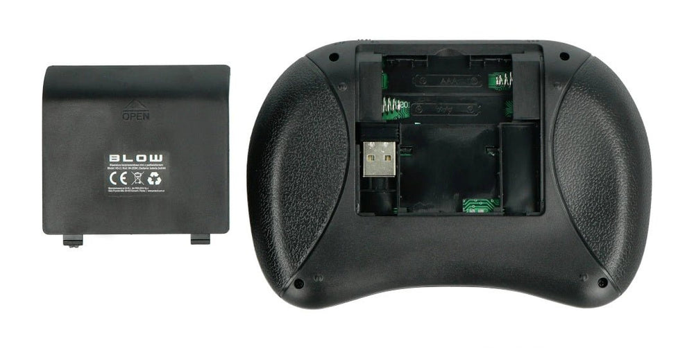 Unterseite der schwarzen BLOW Mini-Tastatur mit offenem AAA-Batteriefach, USB-Empfänger-Aufbewahrung und abgenommener Batterieabdeckung