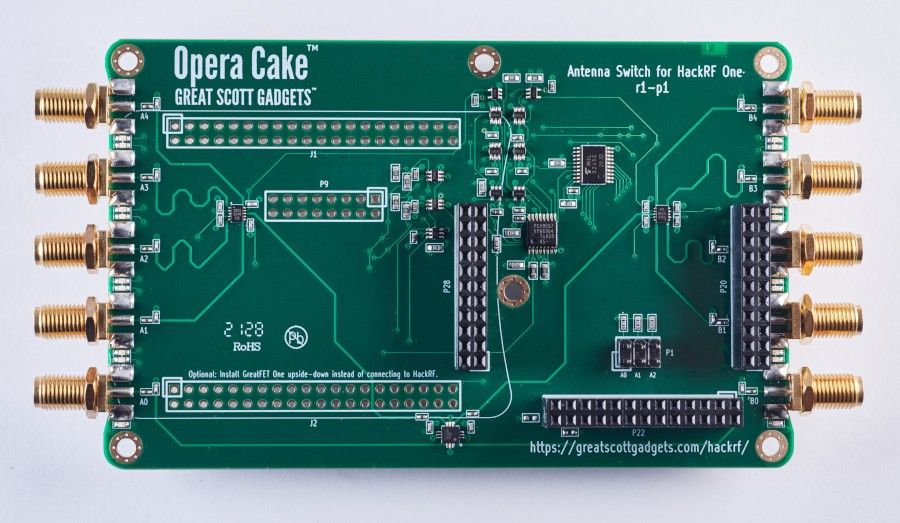 Płytka Opera Cake od Great Scott Gadgets z góry - przełącznik antenowy dla HackRF One z dziesięcioma złoconymi złączami SMA