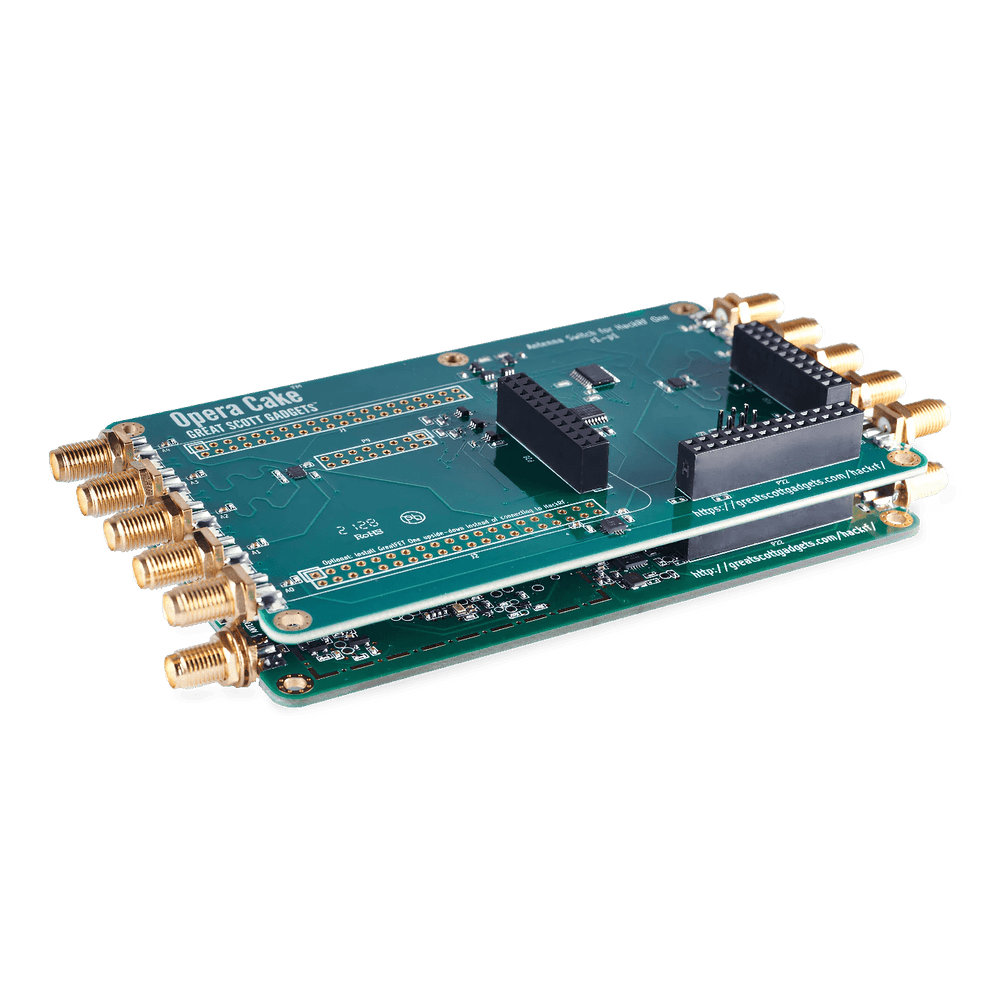 Opera Cake nałożona na płytkę HackRF One - widok pod kątem na zestaw z rzędami złoconych złączy SMA po bokach