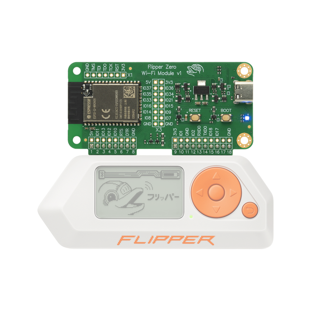 Зелёная плата WiFi Devboard рядом с белым Flipper Zero с оранжевыми кнопками, к которому она подключается