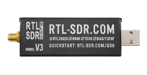 Czarny odbiornik SDR RTL-SDR Blog V3 z układami RTL2832U i R820T2, wtykiem USB-A i złączem antenowym SMA