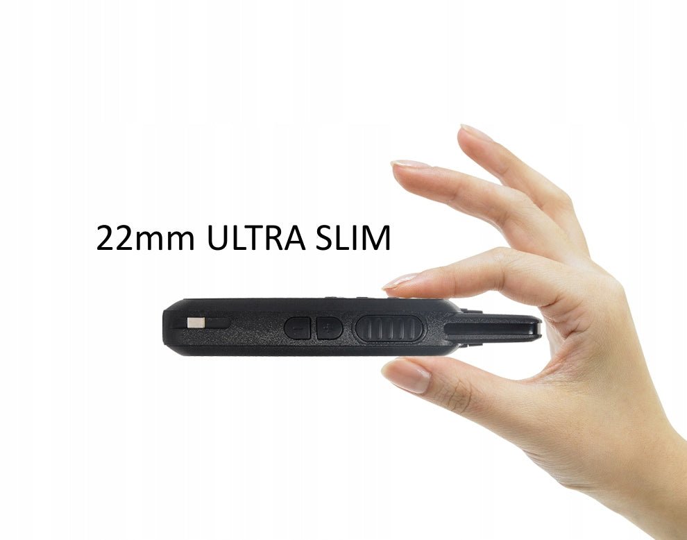 Dłoń trzymająca radiotelefon WLN KD-C1 bokiem z opisem 22 mm ultra slim, pokazująca smukłość
