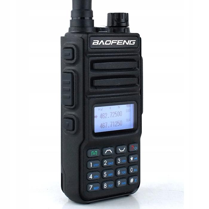 Czarny dwupasmowy radiotelefon Baofeng P15UV z dokręconą anteną, wyświetlaczem pokazującym częstotliwości i pełną klawiaturą, widok z przodu