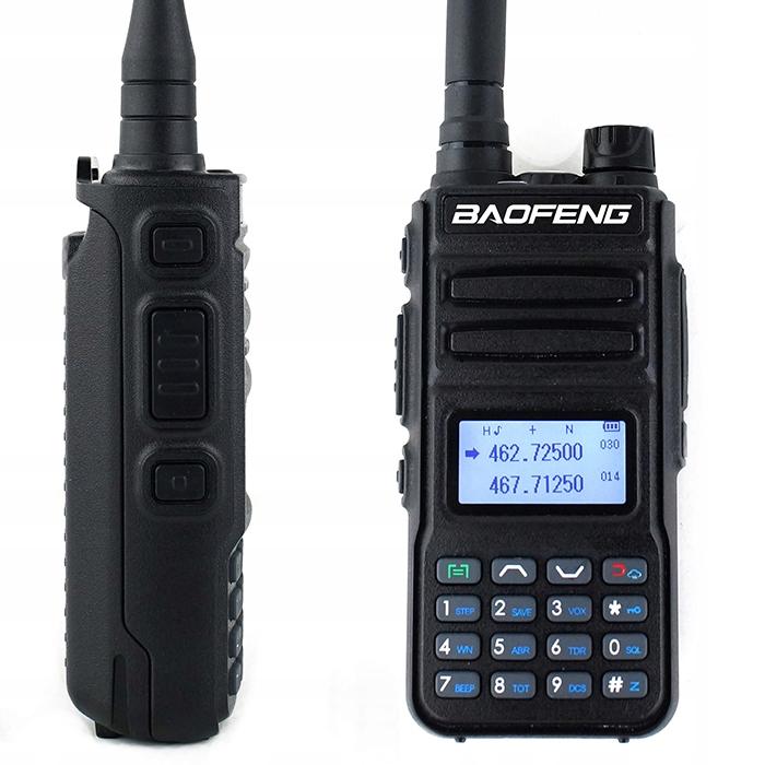 Czarny radiotelefon Baofeng P15UV pokazany z boku z przyciskami bocznymi oraz z przodu z wyświetlaczem i klawiaturą
