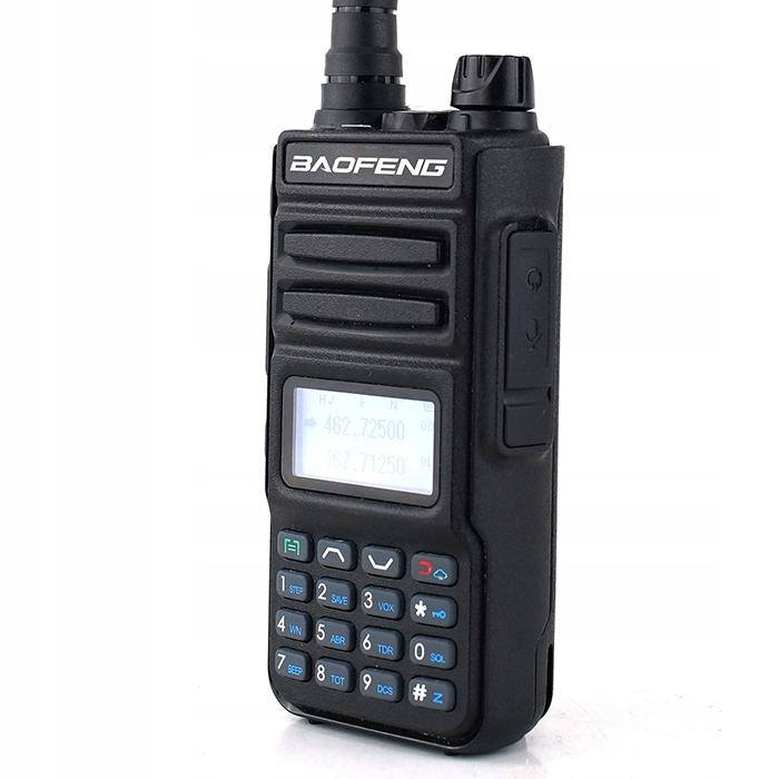 Czarny radiotelefon Baofeng P15UV z wyświetlaczem i klawiaturą, ujęcie pod kątem z widocznym bocznym portem