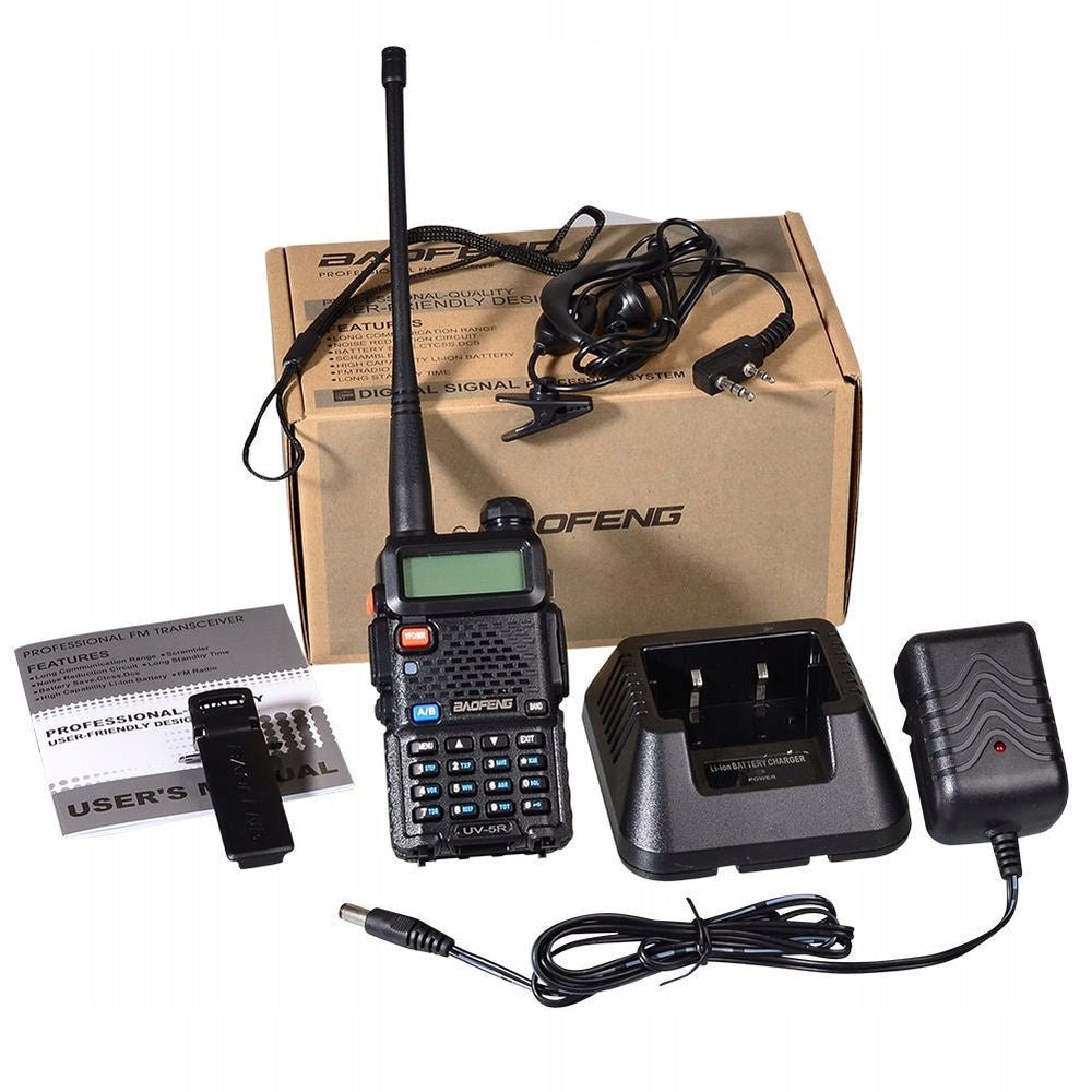 Zawartość zestawu Baofeng UV-5R - radiotelefon, ładowarka biurkowa, zasilacz, słuchawka, klips, instrukcja i pudełko
