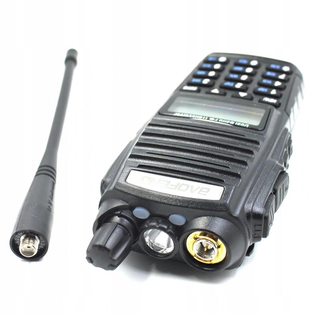 Czarny radiotelefon Baofeng UV-82 z odkręconą anteną, widocznym złoconym złączem SMA, latarką i pokrętłami na górze