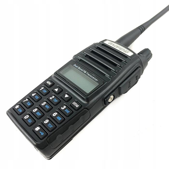 Czarny radiotelefon Baofeng UV-82 z wyświetlaczem i klawiaturą, ujęcie pod kątem z anteną i bocznym portem