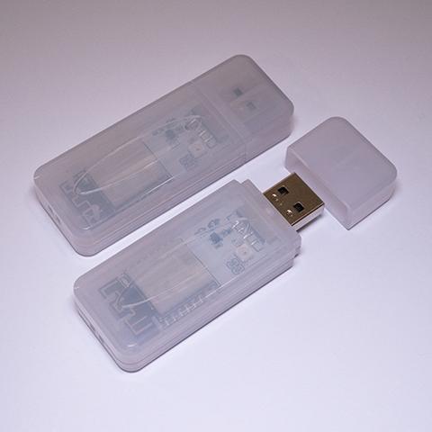 Dwa urządzenia Deauth Detector w półprzezroczystej białej obudowie USB z widoczną płytką ESP8266 i wtykiem USB-A do wykrywania ataków WiFi deauth