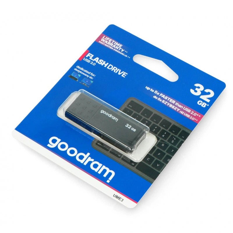 GoodRam UME3 32 GB USB 3.0 Flash-Laufwerk in einer Blisterpackung, Schrägansicht mit dem schwarzen Laufwerk und dem goodram-Logo