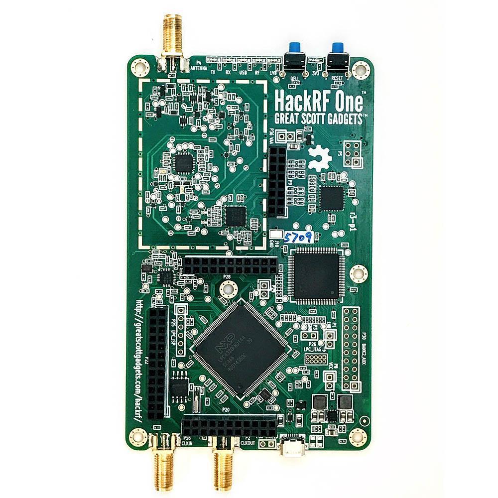 Zielona płytka PCB transceivera SDR HackRF One Great Scott Gadgets z procesorem NXP, złączami SMA i przyciskami DFU/RESET
