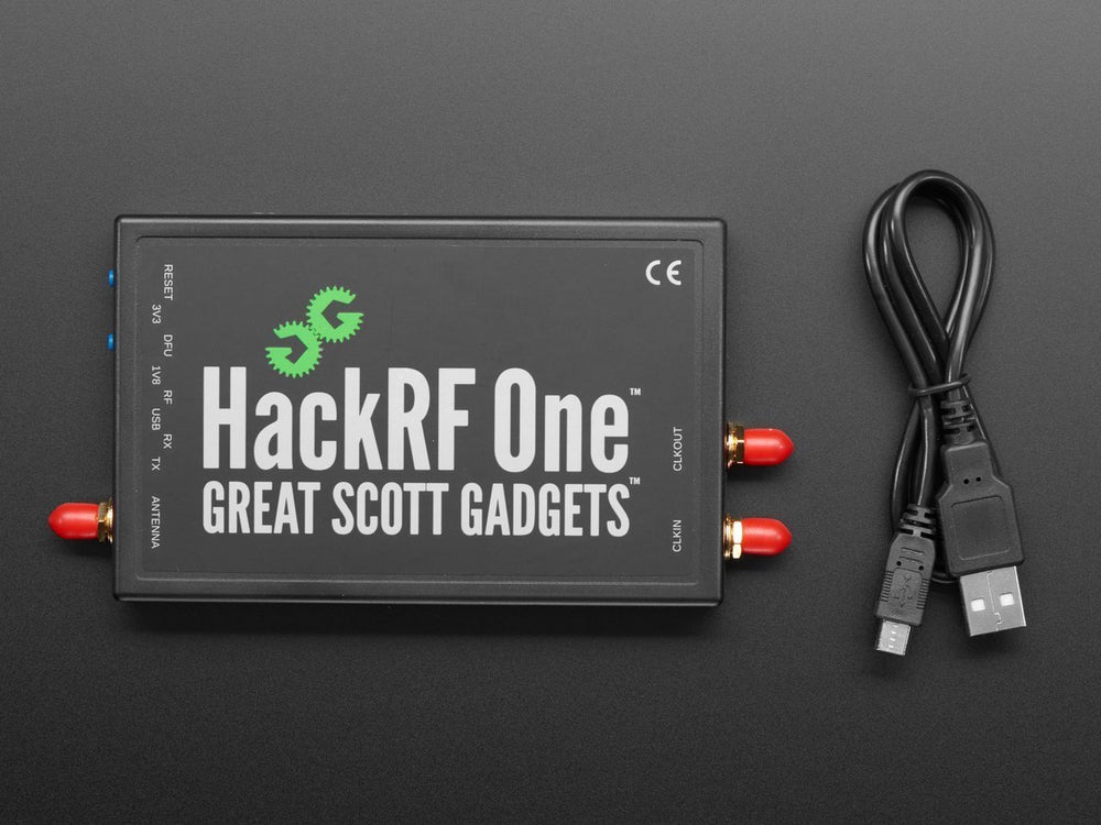 Czarny transceiver SDR HackRF One Great Scott Gadgets z czerwonymi zaślepkami złączy SMA oraz kablem USB