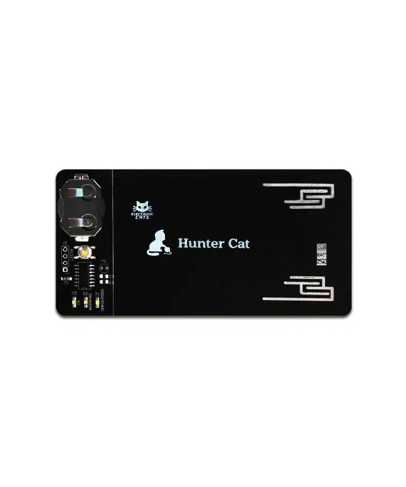 Hunter Cat - eine schwarze Skimmer-Erkennungskarte von Electronic Cats, mit dem Namen Hunter Cat und Katzenlogo, einem Knopfzellenhalter, einer Taste, LEDs und silbernen Antennenbahnen