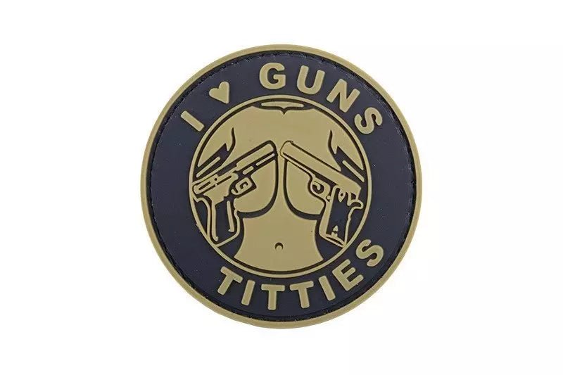 Naszywka 3D - okrągła piaskowo-czarna naszywka z napisem I Love Guns Titties i grafiką kobiecego tułowia z dwoma pistoletami, na białym tle