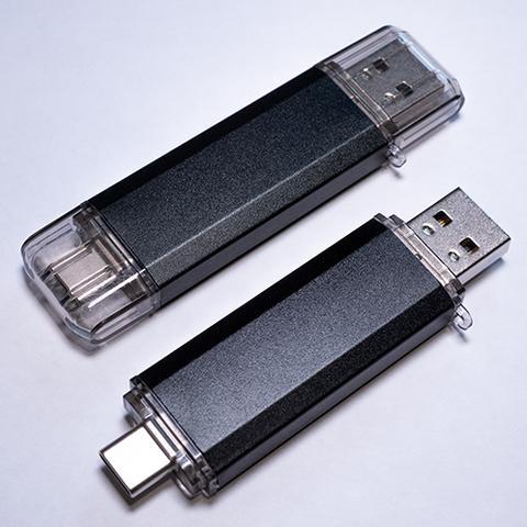 Szary aluminiowy BadUSB MalDuino W z wtykami USB-A i USB-C oraz przezroczystymi nakładkami ochronnymi