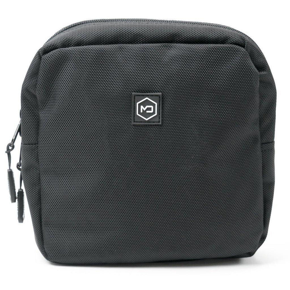 Schwarze Mission Darkness Molle Faraday-Tasche mit Reißverschluss und Mission Darkness Logo, auf weißem Hintergrund