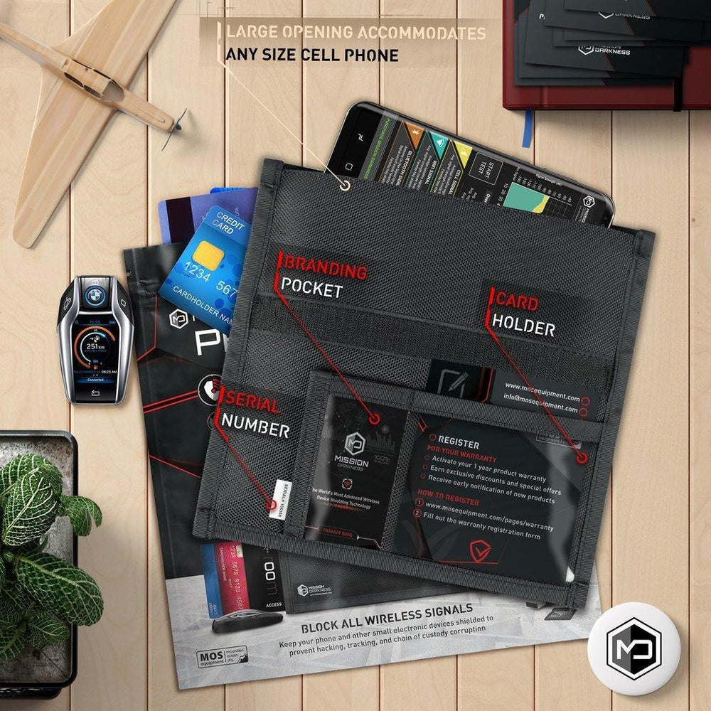 Mission Darkness Non-Window Faraday-Tasche auf einem Schreibtisch mit Smartphone, Karten und Autoschlüssel - Taschenbeschriftungen und der Slogan Block All Wireless Signals