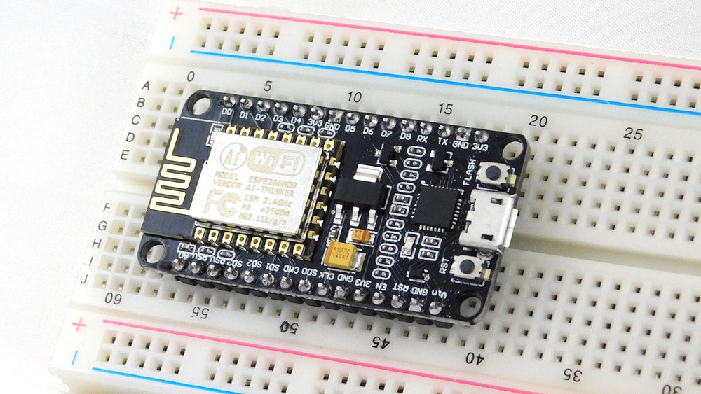 NodeMCU-Board mit ESP8266-Modul auf einem weißen Breadboard, Draufsicht