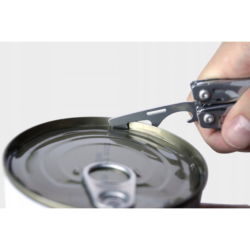 Dłoń otwiera metalową puszkę otwieraczem do konserw multitoola NexTool Mini Flagship