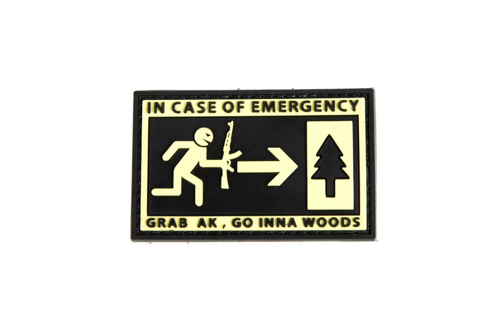 3D PVC nášivka s nápisem IN CASE OF EMERGENCY GRAB AK GO INNA WOODS a postavou běžící s puškou AK ke stromu