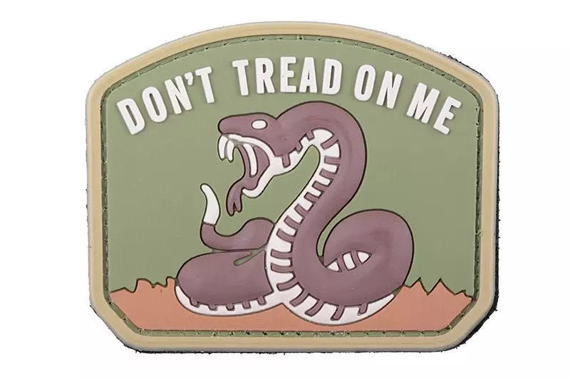 Naszywka 3D - naszywka w odcieniach oliwki i piasku z napisem Don't Tread On Me i grafiką zwiniętego grzechotnika, na białym tle