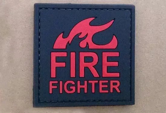 Naszywka 3D - kwadratowa czarna naszywka z czerwoną grafiką płomienia i czerwonym napisem Fire Fighter, na jasnobrązowym tle