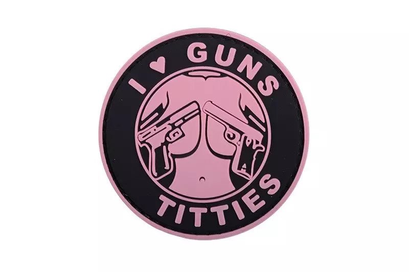Naszywka 3D - okrągła czarno-różowa naszywka z napisem I Love Guns Titties i grafiką kobiecego tułowia z dwoma pistoletami, na białym tle