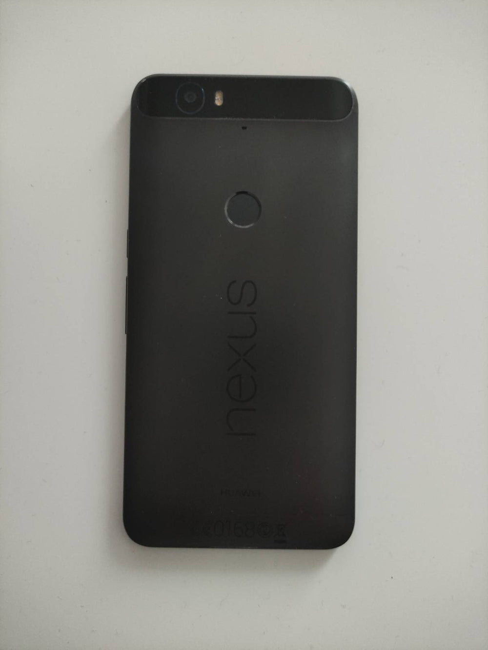 Tył czarnego smartfona Nexus 6p (Huawei) z aparatem, czytnikiem linii papilarnych i logo nexus