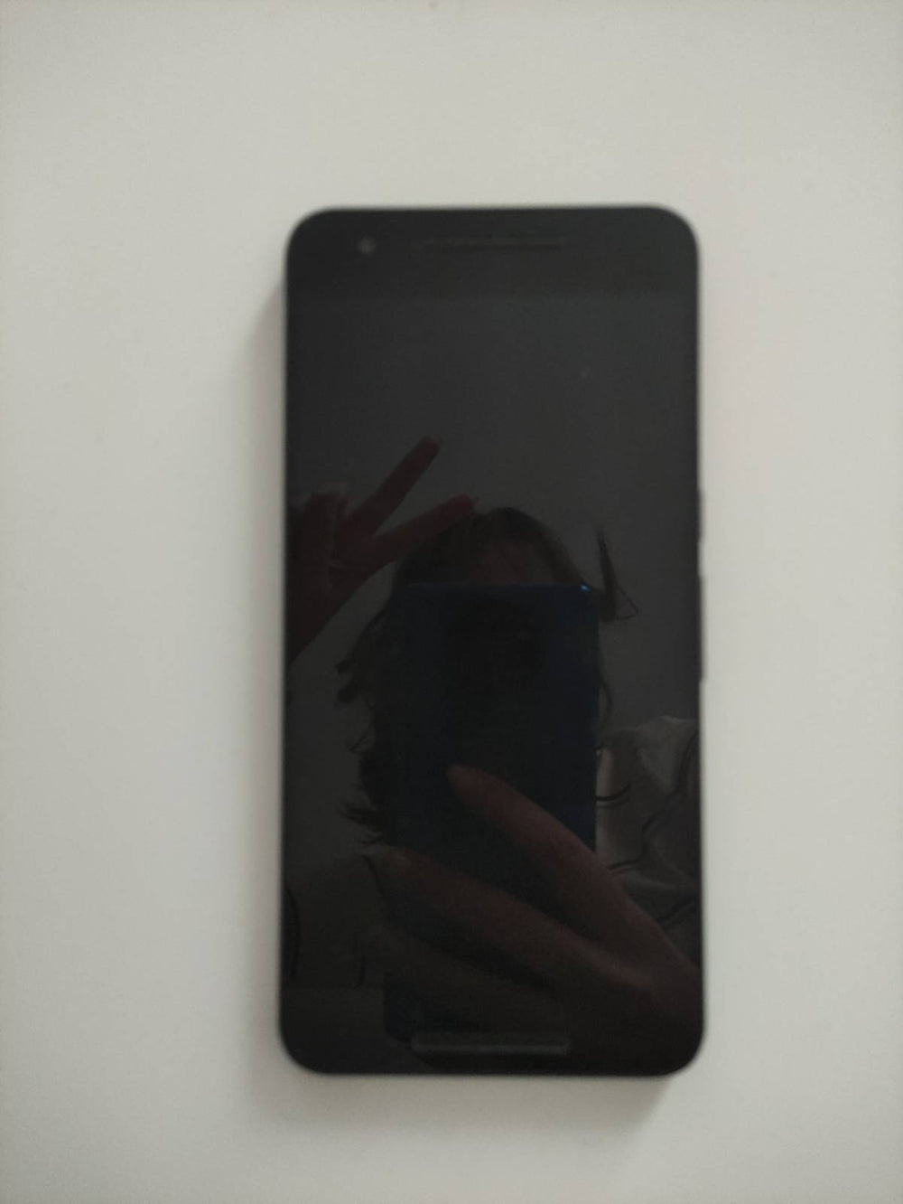 Czarny smartfon Nexus 6p z wyłączonym ekranem, widok przodu obudowy z głośnikami