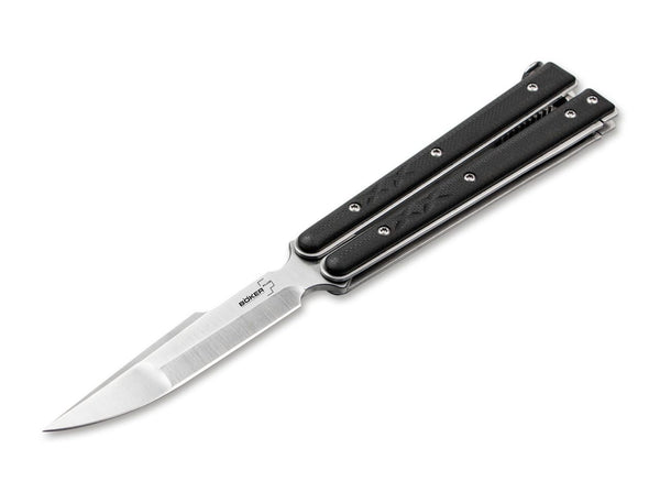 Böker Plus Balisong Tactical in der kleinen Version in geöffneter Position auf weißem Hintergrund - ein Balisong-Butterfly-Messer mit einer satinierten Spear-Point-Klinge mit dem BÖKER-PLUS-Logo, schwarzen G10-Schalen über Stahl-Linern, zwei Griffen und einer Verriegelung